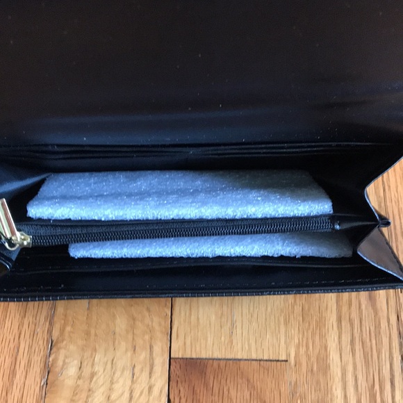 LONDON FOG Wallet - Picture 5 of 7